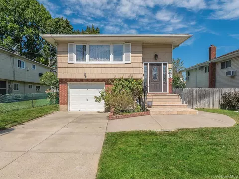 53 Maple St, North Hempstead, NY 11577