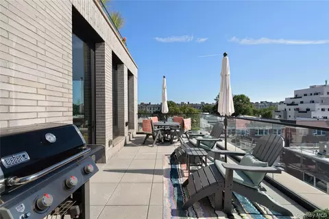 21-21 31st St #4E, Astoria, NY 11105