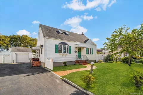 29 Manetto Rd, Farmingdale, NY 11735