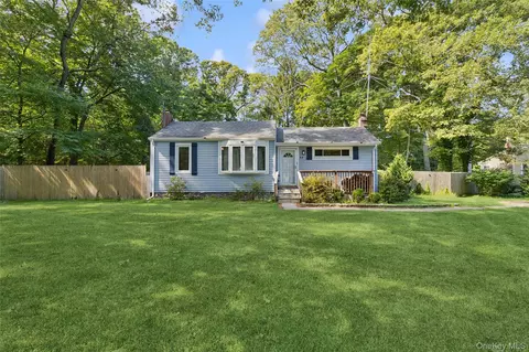 44 S Swezeytown Rd, Middle Island, NY 11953