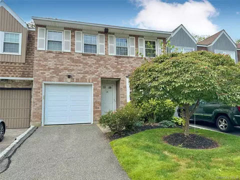 45 W Aspen Dr, Woodbury, NY 11797