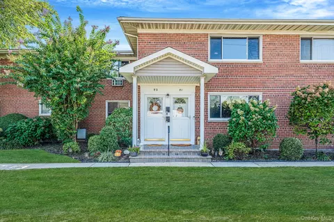 600 Fulton St #V2, Farmingdale, NY 11735