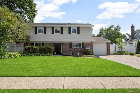 214 Haypath Rd, Old Bethpage, NY 11804