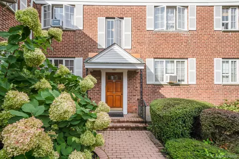 44 Nathan Hale Dr #58A, Huntington, NY 11743