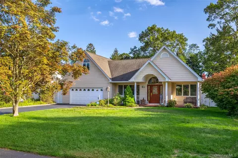 28 Dixie Ln, East Islip, NY 11730
