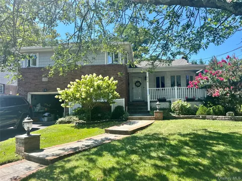 614 Bond Ct, Merrick, NY 11566
