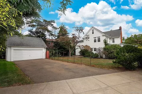 52-50 Little Neck Pkwy, New York, NY 11362