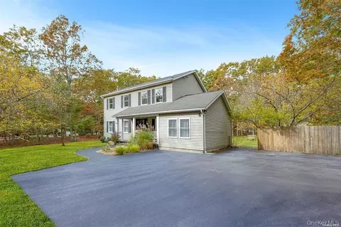 4 Wooded Ln, Hampton Bays, NY 11946