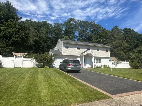 17 Manchester Blvd, Wheatley Heights, NY 11798