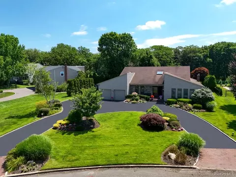 1 Castle Dr, Woodbury, NY 11797