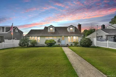 136 Maple St, Massapequa Park, NY 11762