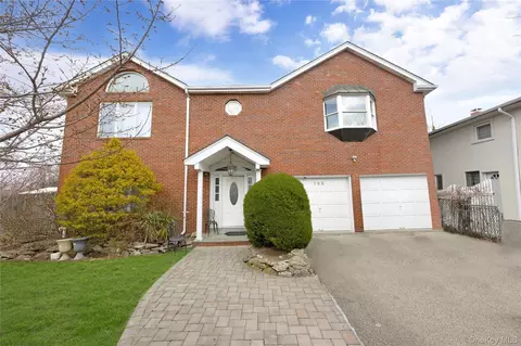 708 Park Ln, Cedarhurst, NY 11516