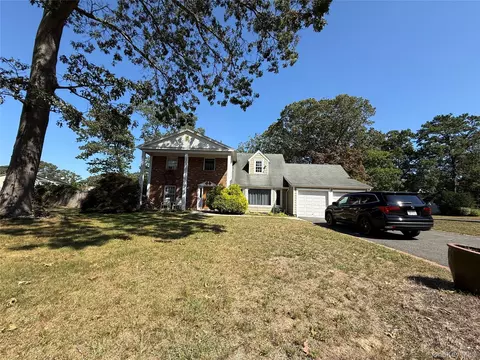 5 Hargrave Ln, Coram, NY 11727