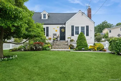 214 Chelsea Ave, West Babylon, NY 11704