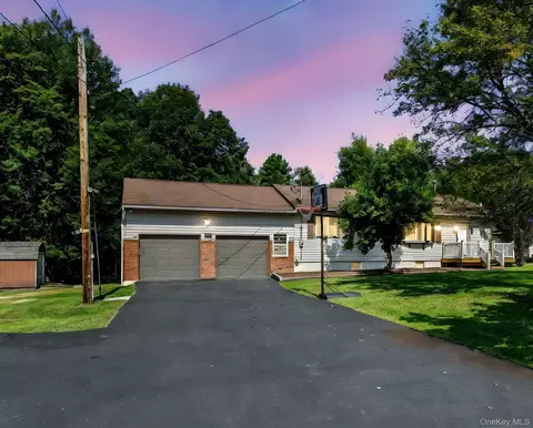 53 Fair Oaks Rd, Wallkill, NY 10940