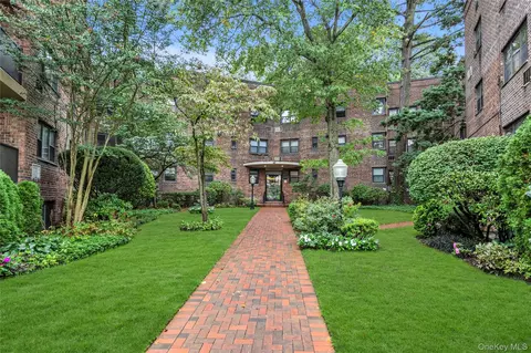 50 Brompton Rd #2L, North Hempstead, NY 11021