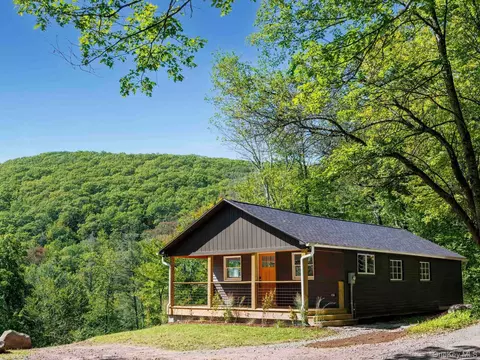 197 Trails End Rd, Rochester, NY 12446
