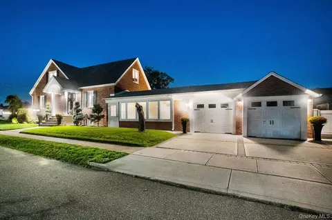122 Hoffman St, Valley Stream, NY 11580