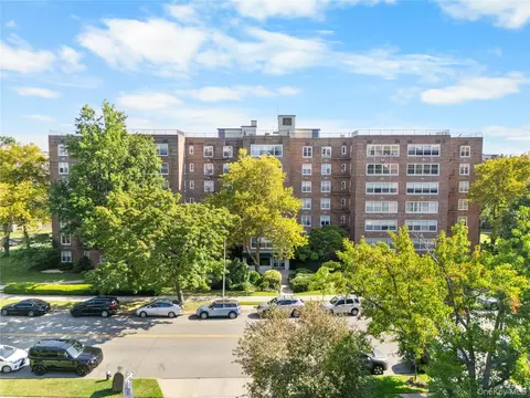 1865 211 Th St #5E, Bayside, NY 11360