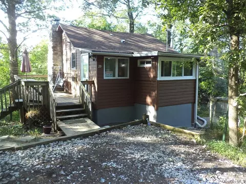 20 Oakwood Trl N, Monroe, NY 10950