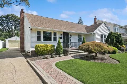 875 Woodside Dr, Wantagh, NY 11793