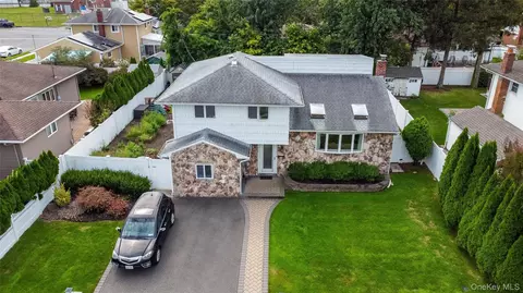 62 Summit St, Hicksville, NY 11801