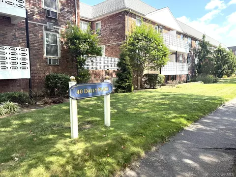 40 Daley Pl #124, Lynbrook, NY 11563