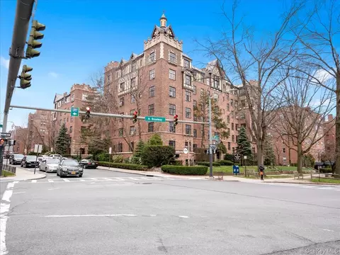 2 Westchester Ave #2K, White Plains, NY 10601