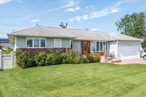 800 Mayer Dr, Wantagh, NY 11793