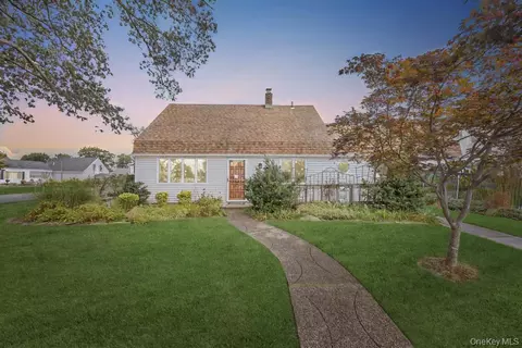 3 Snapdragon Ln, Levittown, NY 11756
