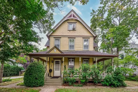 32 Smith St, Rockville Centre, NY 11570