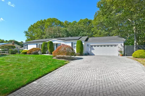 96 10th Ave, Holtsville, NY 11742