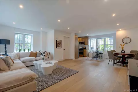 1056 E 215th St, New York, NY 10469