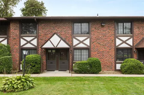 6 Pinebrook Pl #6, Bay Shore, NY 11706
