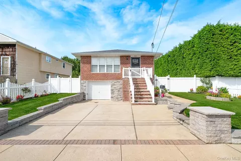3663 Roanoke St, Seaford, NY 11783