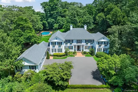 28 Sterling Ln, North Hempstead, NY 11050