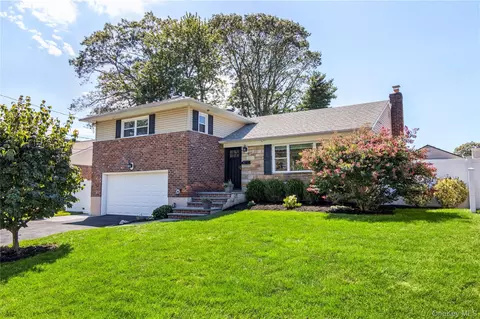 7 Driftwood Dr, Glen Cove, NY 11542