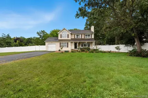 6 13th St, Selden, NY 11784