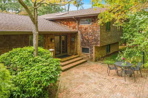 1425 Laurelwood Dr, Laurel, NY 11948