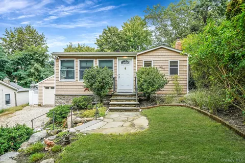 29 Diana Rd, Rocky Point, NY 11778