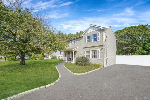 35 Maple Ave, Bellport, NY 11713