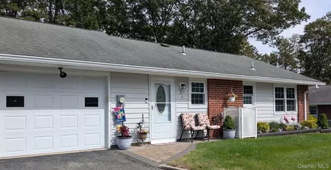 213 Woodbridge Dr #A, Ridge, NY 11961