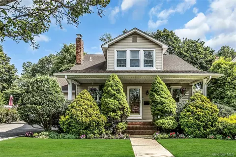 12 Roosevelt Ave, Malverne, NY 11565