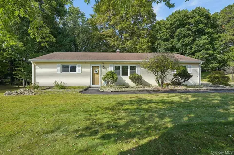15 Olin Dr, Clarkstown, NY 10954