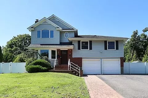 15 Hedgerow Ln, Commack, NY 11725