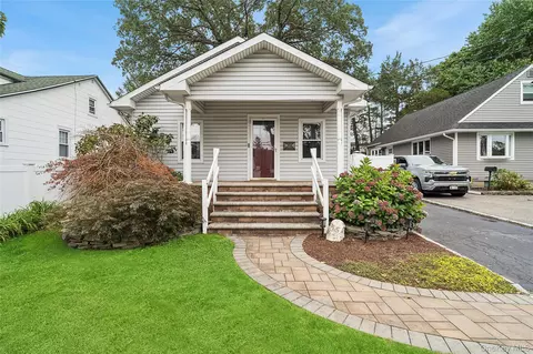 35 Vondran St, Huntington Station, NY 11746
