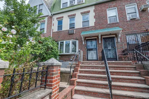 3361 29th St, New York, NY 11106