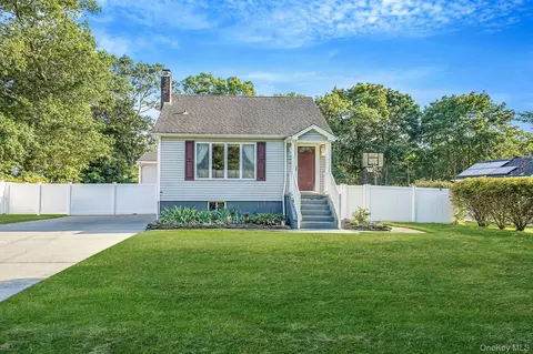 6 Cedar Oaks Ave, Farmingville, NY 11738