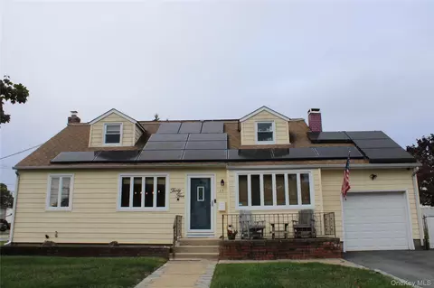 35 Woodward Pkwy, Farmingdale, NY 11735