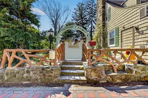 16 Ascot Ridge Rd, North Hempstead, NY 11021